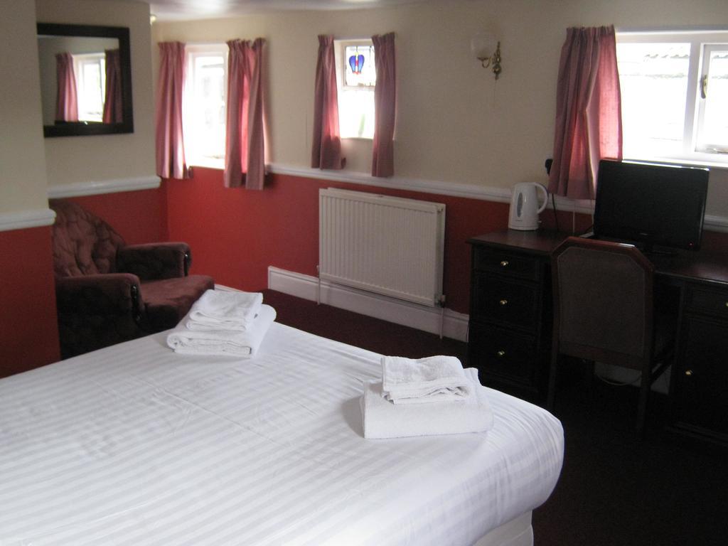 Rose And Crown Hotel Haverhill  Room photo