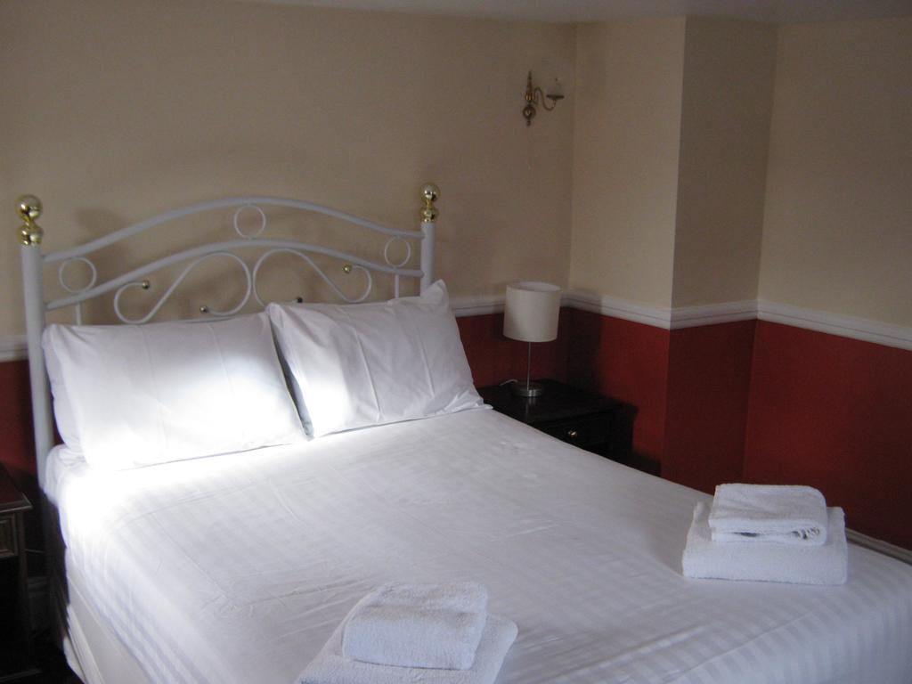 Rose And Crown Hotel Haverhill  Room photo